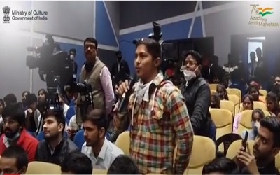 देशभक्ति गीत लेखन वर्क्शाप में एक युवा ने दिखाया...